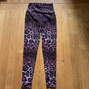 Onzie NWOT leopard leggings.size S/M